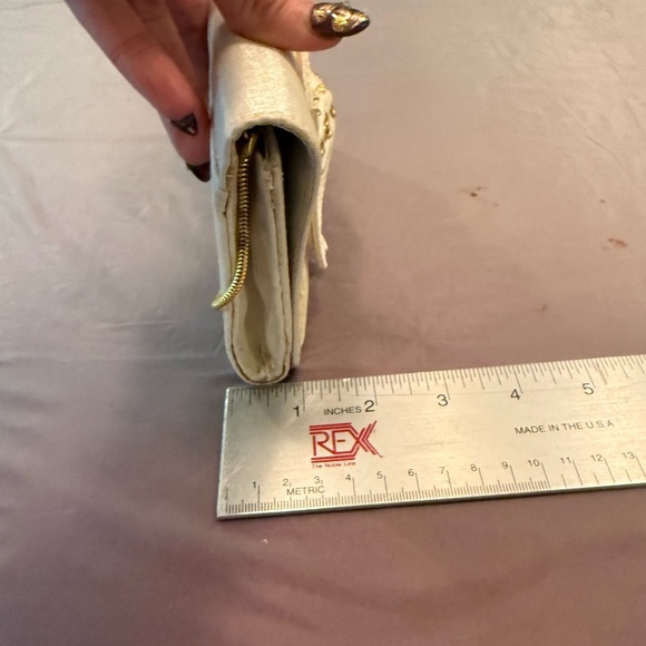 NWOT Nina Vintage Y2K Ivory/Gold Clutch w/ Bow Embellishment & Chain Strap - Picture 7 of 10